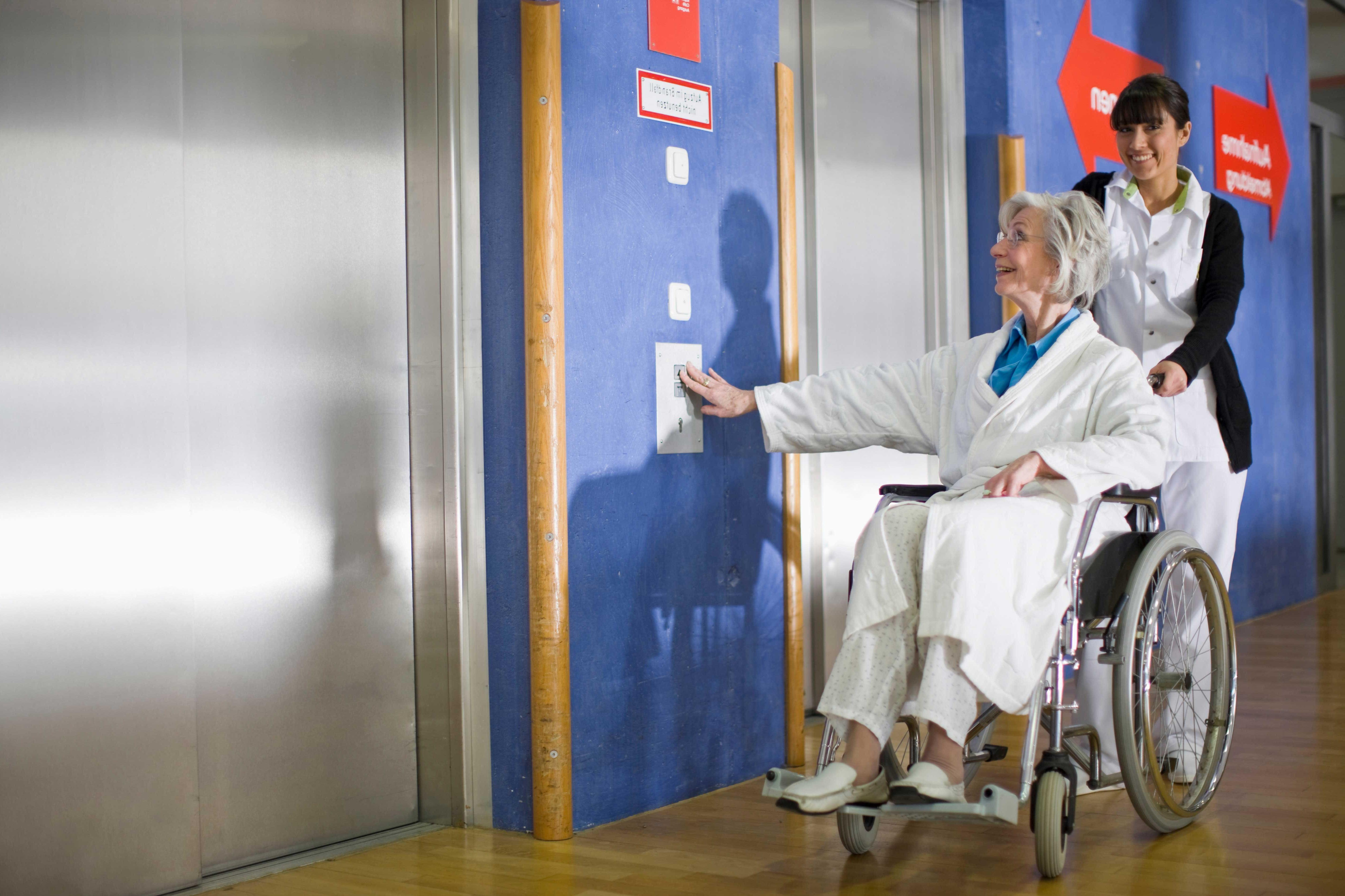 天颐老人之家、康久第二医院开展电梯应急演练